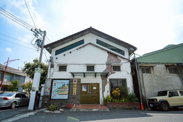 「跟著朦朧潮濕的一天回嘉」展覽地點新港文化館25倉庫建築外觀。(圖/文總 提供)