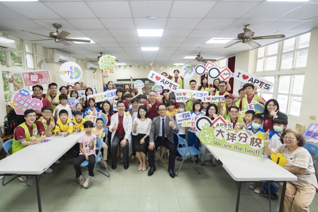 台積電慈善基金會與台積志工團隊教導偏鄉學子做實驗學科普。(圖/台積電慈善基金會 提供)