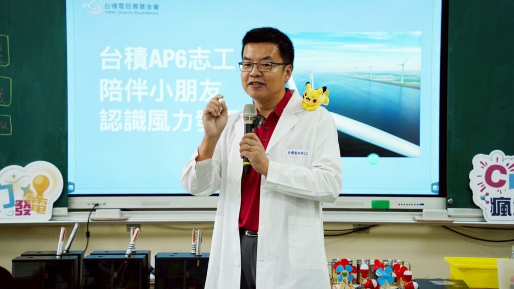 台積電先進封裝技術暨服務副總經理何軍表示,台積推動科普課程希望讓學子學到知識,也讓同仁與社會有更多連結。(圖/台積電慈善基金會 提供)