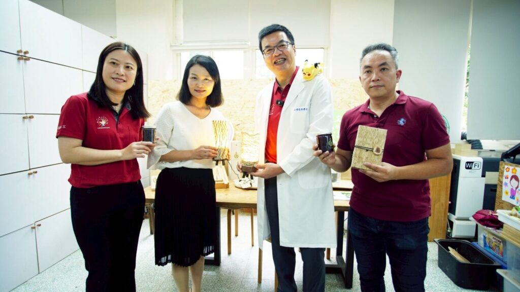 三灣國小校長陳美君(左二)將學生手作木工贈與台積電先進封裝技術暨服務副總經理何軍,感謝台積電對學校的協助。(圖/台積電慈善基金會 提供)