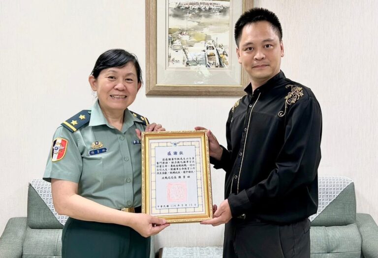 國軍心輔講師黃信凱，完成第三百場心輔講座，政治作戰局陳育琳局長頒發感謝狀。(圖/黃信凱 提供)