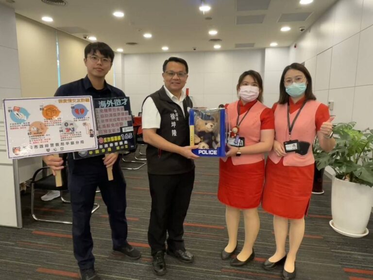 平鎮分局長徐坤隆13日上午也親赴中國信託銀行表揚有功人員。(記者翻攝)