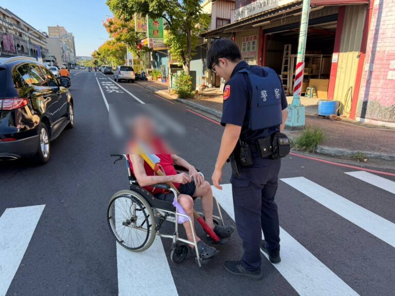 桃園市平鎮區一名78歲黃姓老翁，心繫花蓮災情，竟自行推輪椅外出欲前往救災。（記者翻攝）
