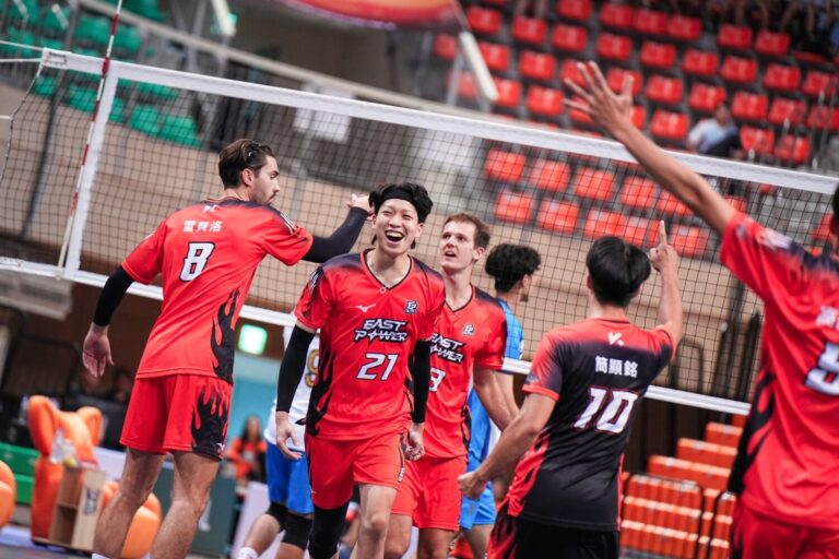 臺北伊斯特職業排球隊在上千名球迷到場支持下，三局擊敗首度亮相的台鋼天鷹，成功拿下隊史首勝，終止開季連敗。(圖/臺北伊斯特 提供)