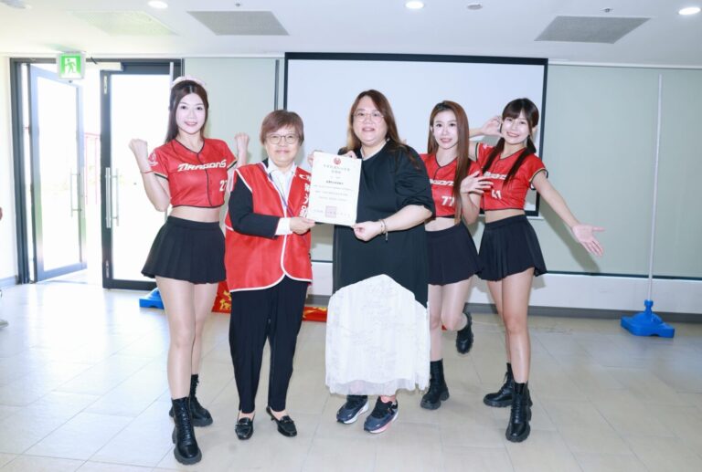 台北市信義老人服務中心暨廣慈、達仁日間照顧中心頒發感謝狀給新光銀行，由協理李孜馨代表接受。(圖/紅心字會 提供)