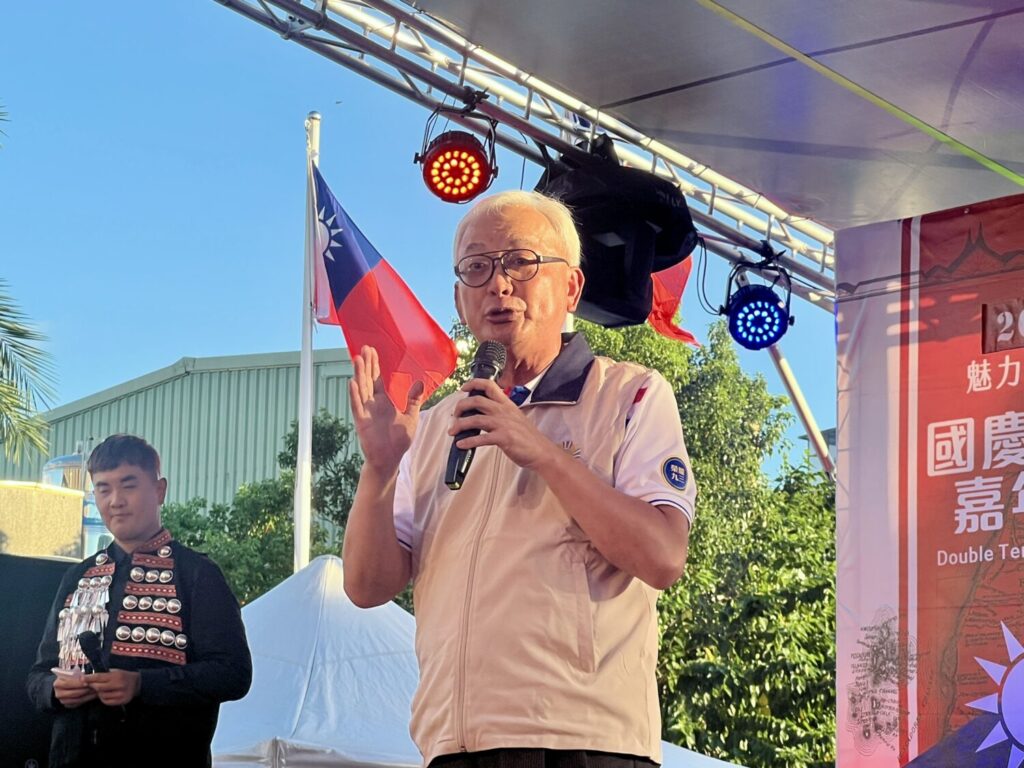 退輔會副主委陳進廣向老英雄說明,退輔會暖心德政!(記者/司徒 攝)