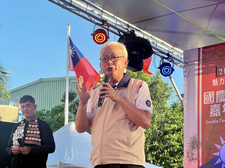 退輔會副主委陳進廣向老英雄說明，退輔會暖心德政！(記者/司徒 攝）