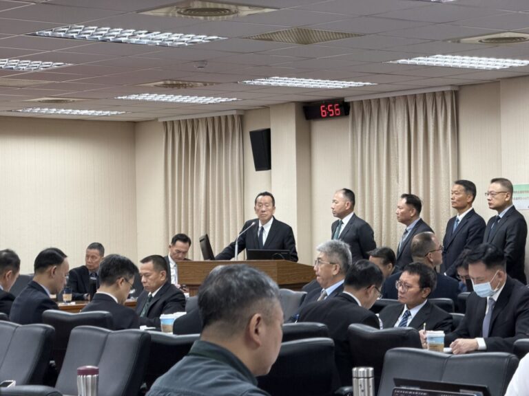 國防部長顧立雄出席立法院外交及國防委員會報告業務。(記者/司徒 攝)