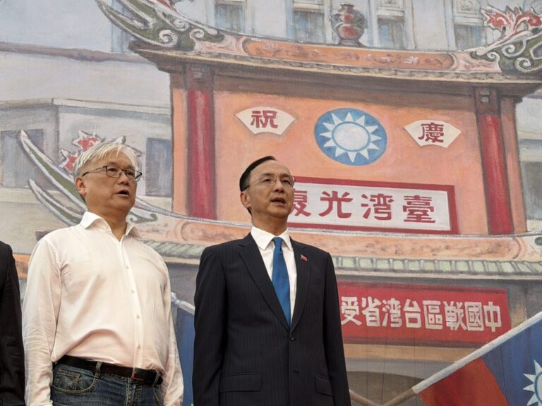 國民黨主席朱立倫(右)、副主席夏立言(左)出席「台灣光復80周年慶祝大會」。(圖/中華民族抗日戰爭紀念協會 提供)