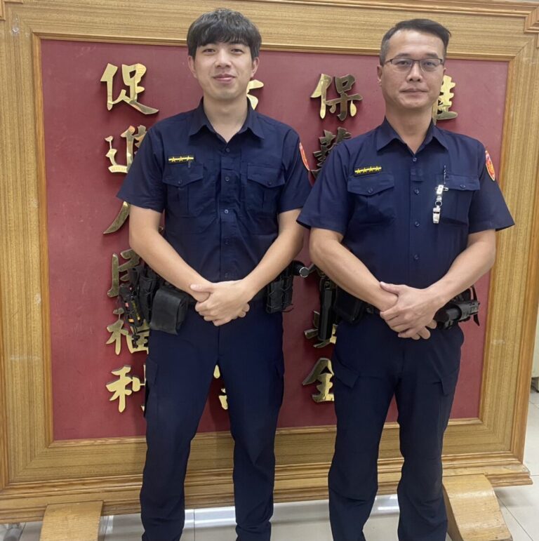 警員陳楷翔(左)、巡佐陳青易(右)助婦人平安返家。(圖/記者 張泓笙翻攝)