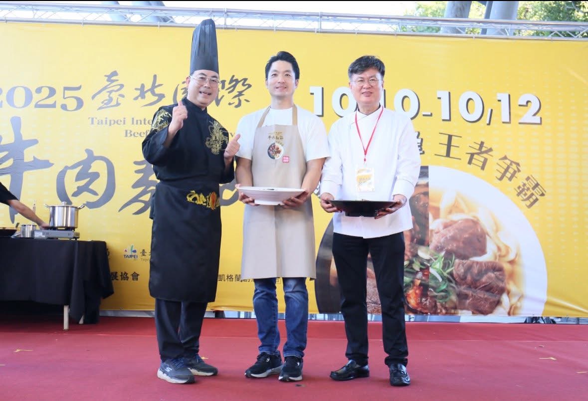 蔣萬安市長、活動親善大使呂敬來師父及洪金龍師傅共同製作牛肉麵。(圖/記者 張泓笙翻攝)