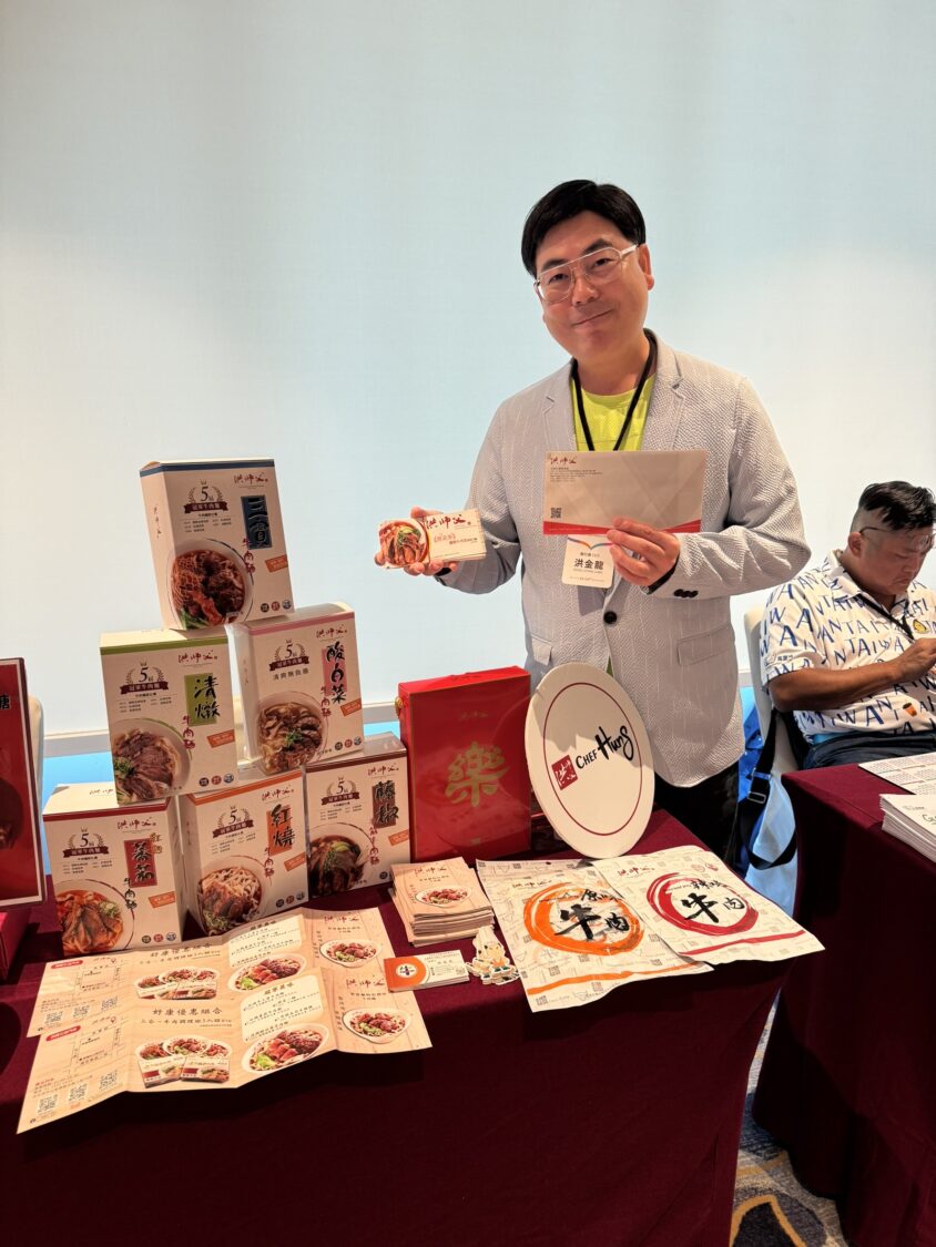 洪師父也推出各種口味的牛肉麵料理包,大受好評。(圖/記者 張泓笙翻攝)