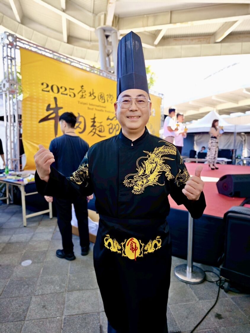 洪金龍除了是洪師父的董事長也是臺北市牛肉麵交流發展協會的理事長。(圖/記者 張泓笙翻攝)