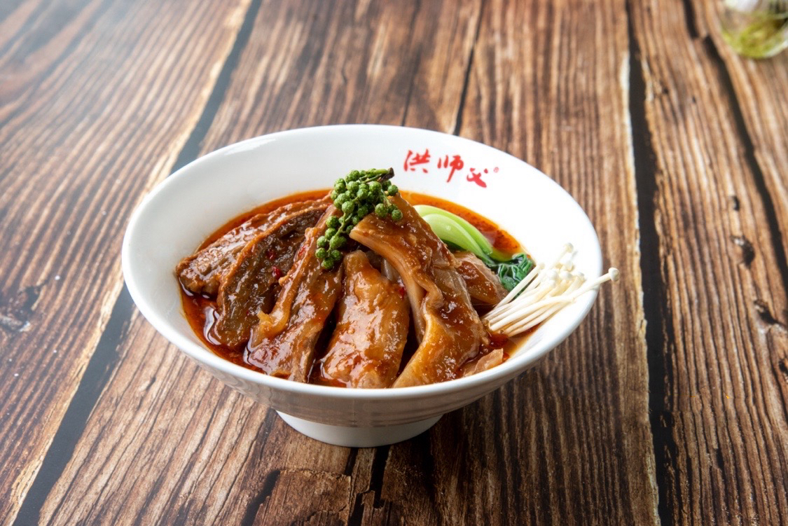 洪師父以四川新鮮藤椒入湯,韻味香濃、舒麻過癮的「蕂椒半筋牛肉麵」。