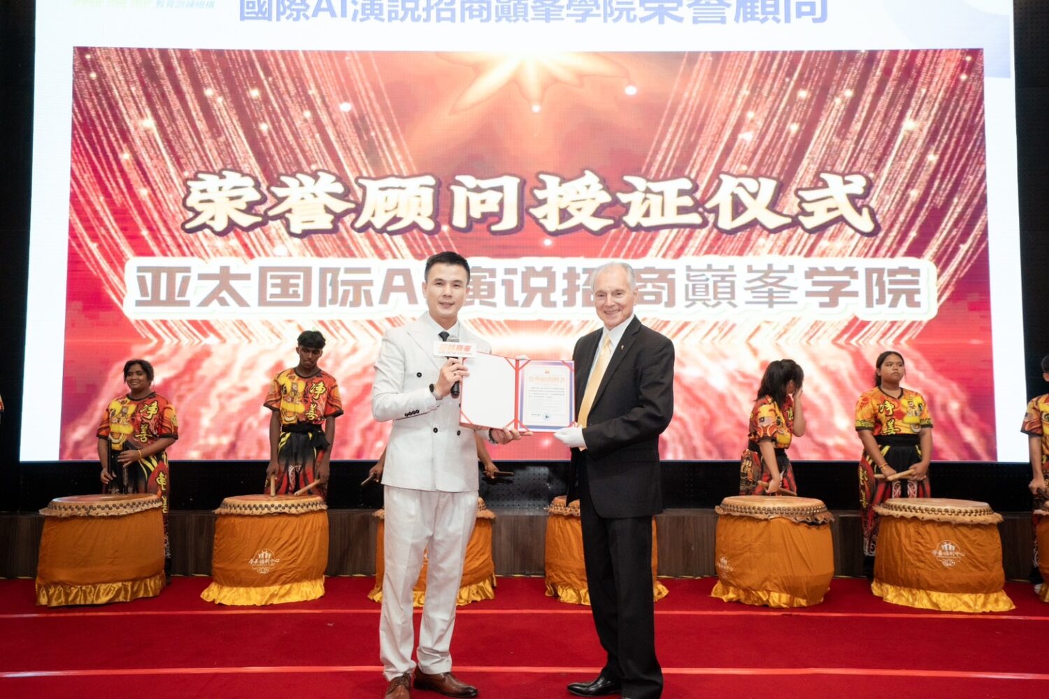 林裕峯老師特聘吉姆卡斯卡特擔任AI演說招商學院榮譽顧問。(圖/記者 張泓笙翻攝)