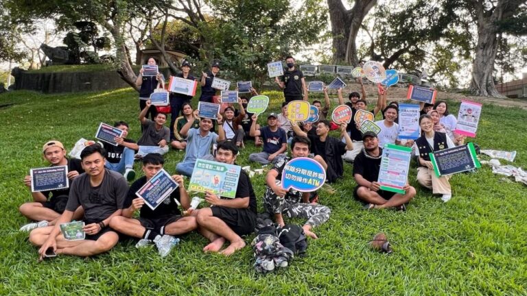 詐騙別靠近!中市警二分局臺中公園宣導護移工。(圖/記者蔡尚芸翻攝)