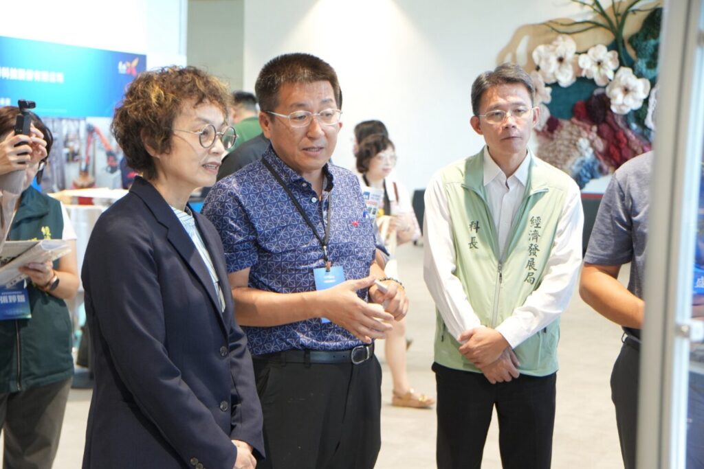 趙卿惠副市長與策展攤位合照。（圖/主辦單位提）供）