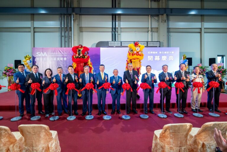 迅得新總部暨新廠啟用揭幕儀式，(圖左起)迅得機械營運長黃發保、機械公會理事長莊大立、桃園市政府副秘書長賴淑華、迅得機械董事簡榮坤、立法委員魯明哲、臻鼎科技集團董事長沈慶芳、全國創新創業總會總會長邱銘乾、迅得機械董事長王年清、欣興電子執行總經理馬光華、意德士科技董事長闕聖哲、景碩科技執行長兼總經理陳河旭、日月光半導體 資深副總李政傑、晨禎營造總經理王水樹、鍾岳廷建築師事務所鍾岳廷。（圖/迅得機械提供）