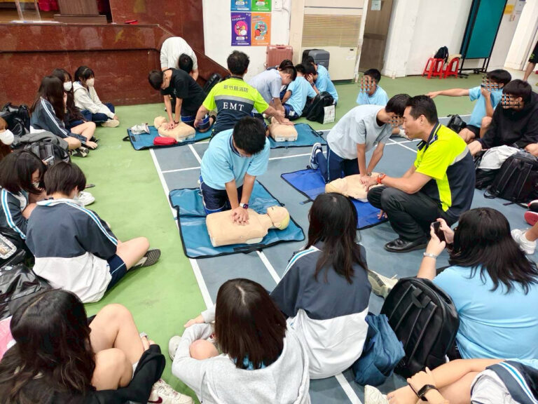 竹東高中學生在教官指導下實作心肺復甦術（CPR），專注練習黃金四分鐘救命技能，現場學習氣氛熱烈。（圖/記者張家燁拍攝）