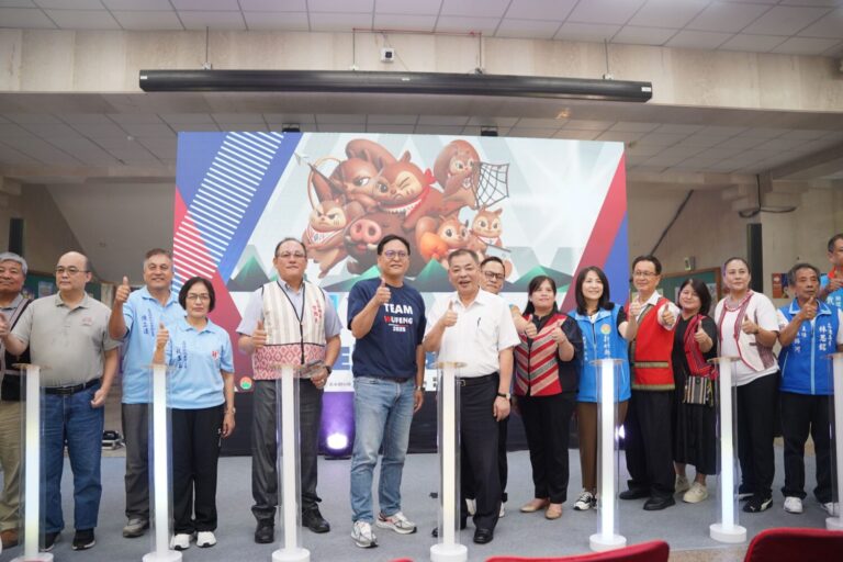 副縣長陳見賢（前排右五）與五峰鄉長秋維書（前排右六）、尖石鄉長曾國大（前排右七）及各級貴賓共同合影，為114年新竹縣原住民族運動會暖身揭幕。（圖/記者張家燁翻攝）