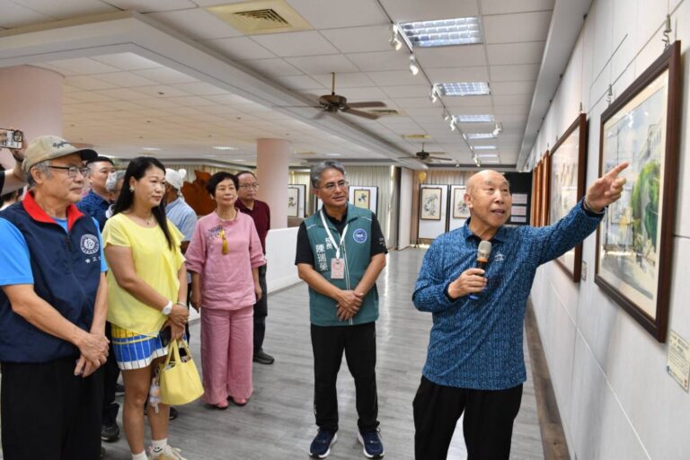 趙明神采奕奕導覽他偶然寫生於32年前的作品--興建中的竹北高中，彩墨情 緣彌足珍貴。（圖/記者黃溎芬翻攝）