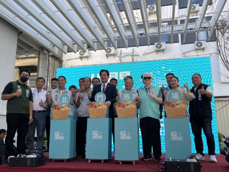 北門市場開幕大合照。（圖/記者黃溎芬翻攝）