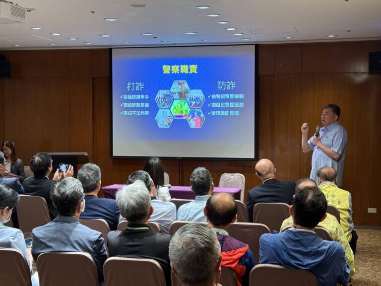 新竹市警察局許頌嘉局長強化防詐宣導，結合社區與企業提升識詐意識，持續推動防詐宣導講座，向民眾解說最新詐騙手法與防範重點，提升全民防詐知能，共築安全防線。（圖/記者張家燁翻攝）