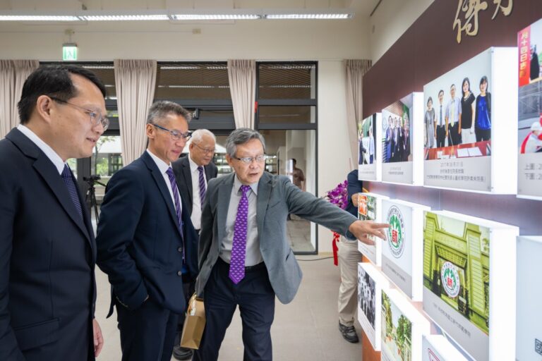 清大高為元校長與貴賓們，觀賞竹師教育學院歷年照片牆。（圖/記者黃溎芬翻攝）