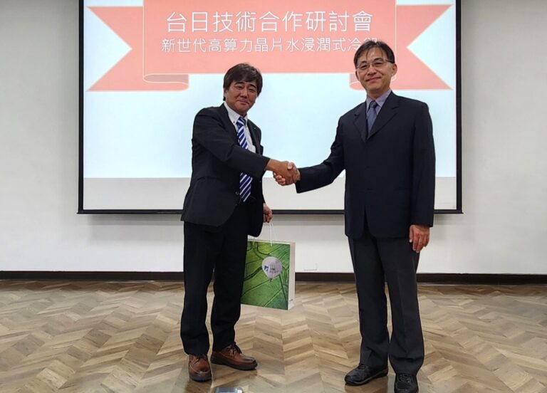 台日最新合作開發「水浸潤式冷卻技術」，可解決AI晶片高功耗造成的散熱瓶頸。左為日本ZYRQ社長長井大、右為工研院機械所副所長楊秉祥。（圖/記者黃溎芬翻攝）