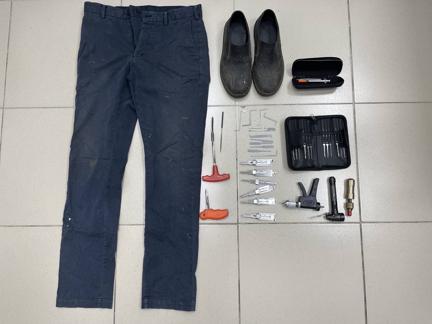 警方查扣犯嫌使用之開鎖器具、工具組及衣物等犯罪證物。(圖/記者張家燁翻攝)