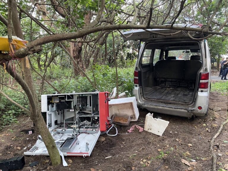 警方於新豐海邊尋獲遭竊並棄置於樹叢間的蝦皮智取自助收銀機與犯案車輛。（圖/記者張家燁翻攝）