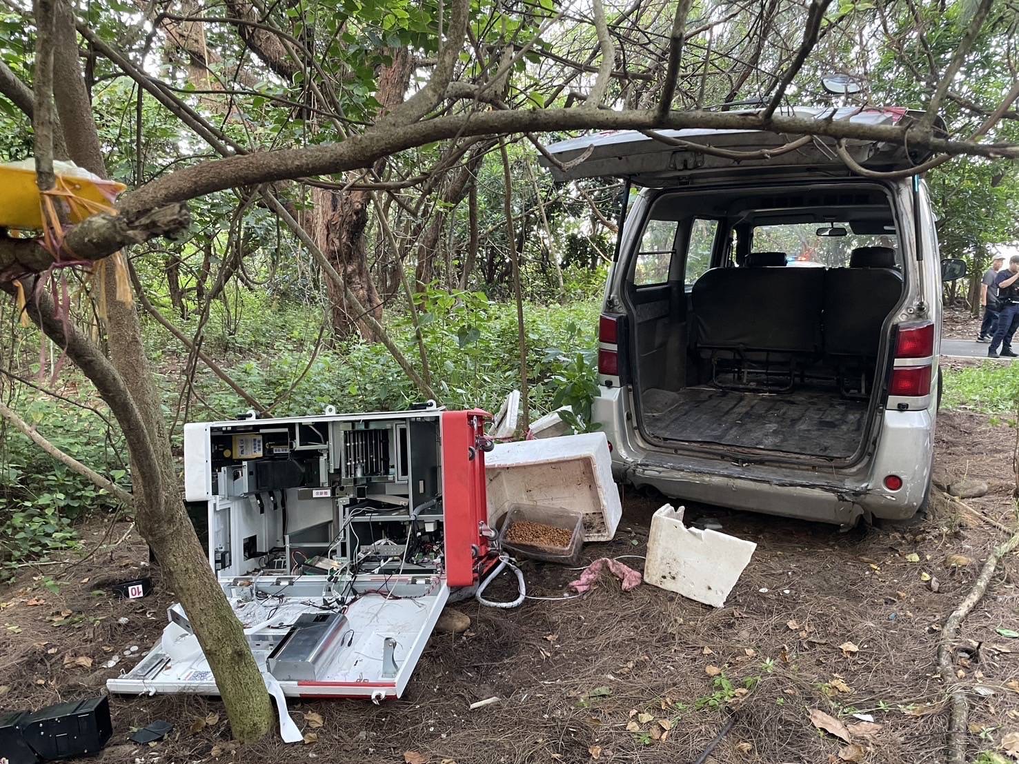 警方於新豐海邊尋獲遭竊並棄置於樹叢間的蝦皮智取自助收銀機與犯案車輛。(圖/記者張家燁翻攝)