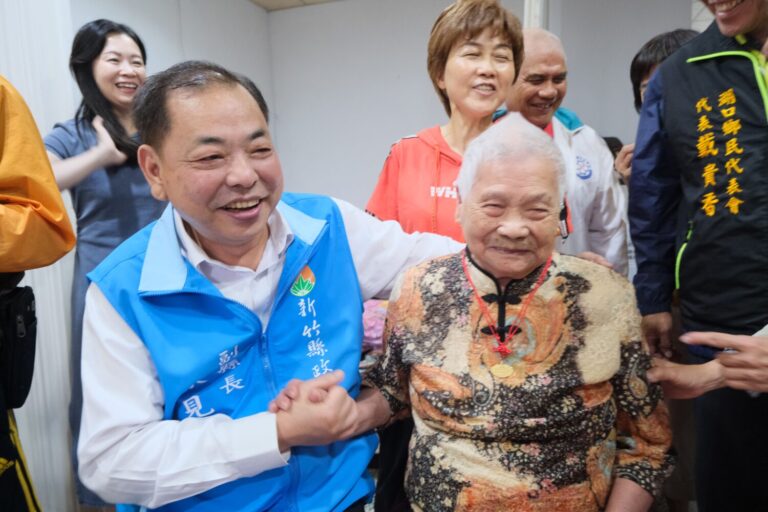 陳副縣長與百歲婆婆相約明年見。（圖/記者黃溎芬翻攝）