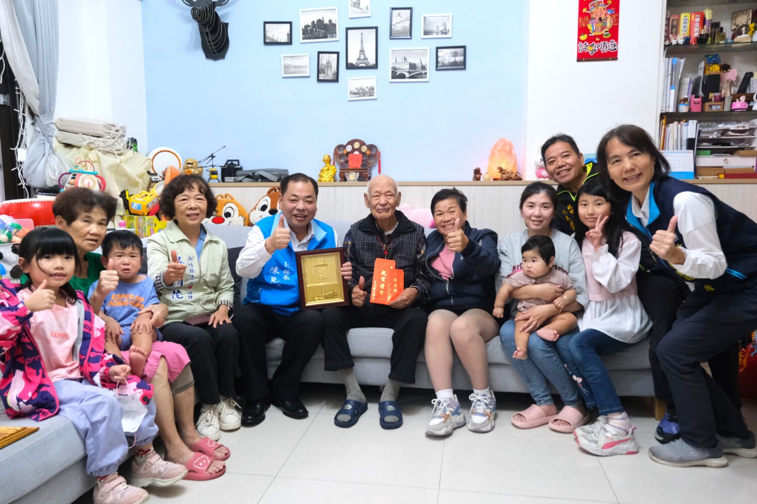 戴榮耀爺爺三代養生之道,不菸不酒,家屬說他愛吃甜食。(圖/記者黃溎芬翻攝)