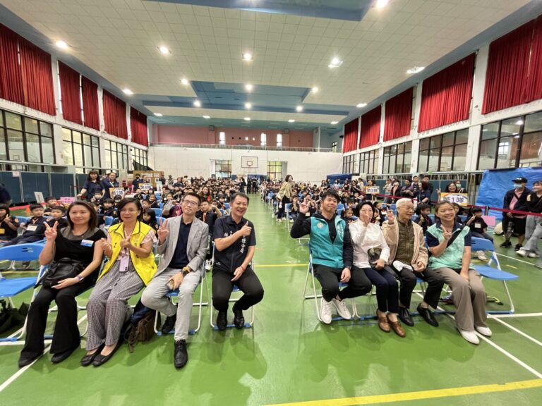 「小小警察營」25日於桃園市中壢區新街國小登場,小朋友們通通化身「小警察」,進行一連串闖關活動。(圖/記者崔兆慧 攝)