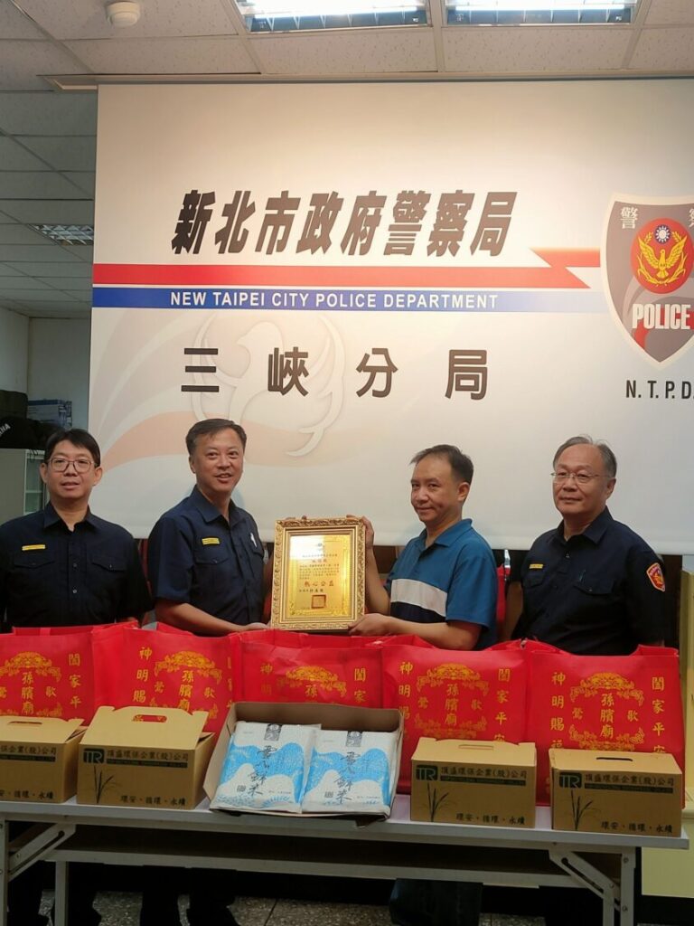 捐正儀式分局長許再周（左二）(圖/記者戴昱弘）