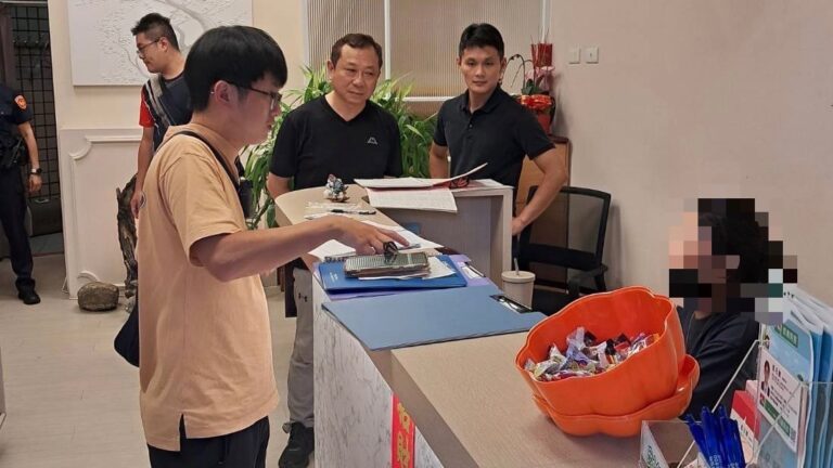 查抄養生會館（圖/記者戴昱弘）