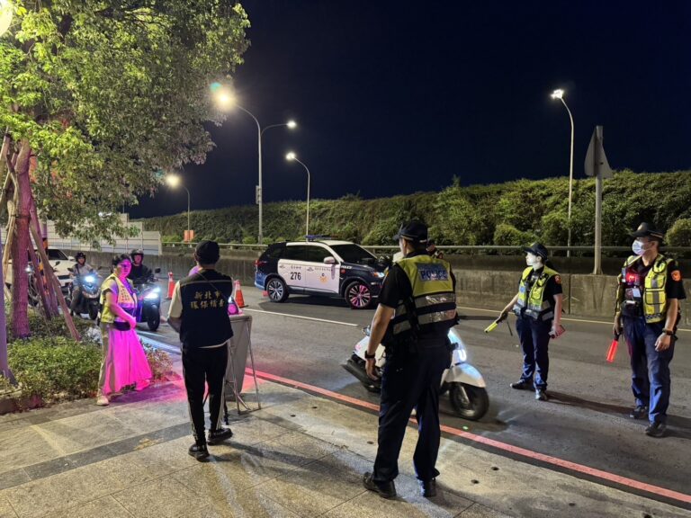 中和分局取締改裝噪音車輛(圖/記者戴昱弘)