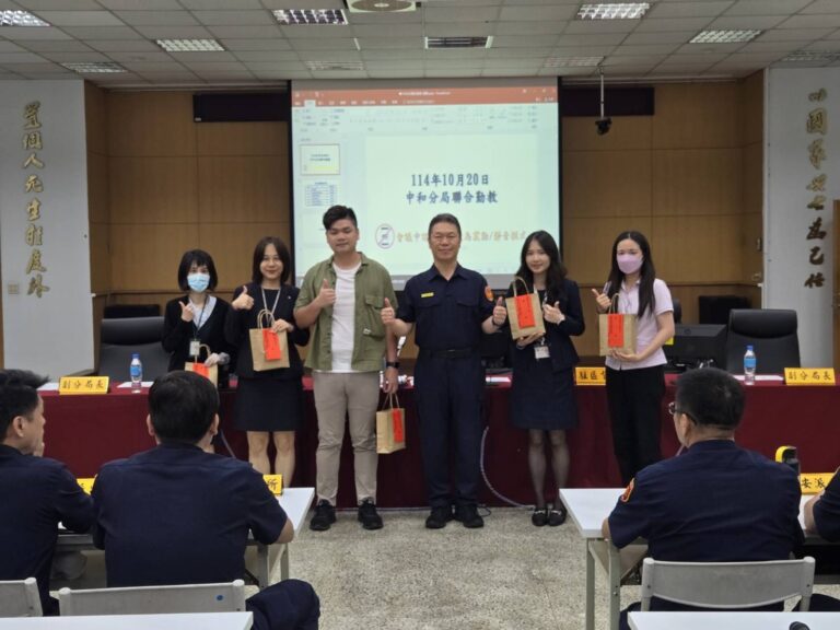 中和分局頒獎與阻詐銀行行員(圖/記者戴昱弘翻攝)