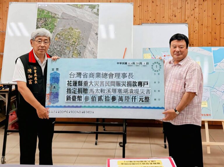 省商業總會理事長施勝郎（右）捐款助花蓮重建，由社會處長陳加富（左）代表受贈。（圖／記者林照東翻攝）