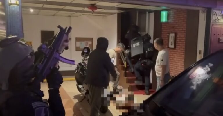 警方攻堅基隆汽旅逮嫌。（記者徐煜勝翻攝）