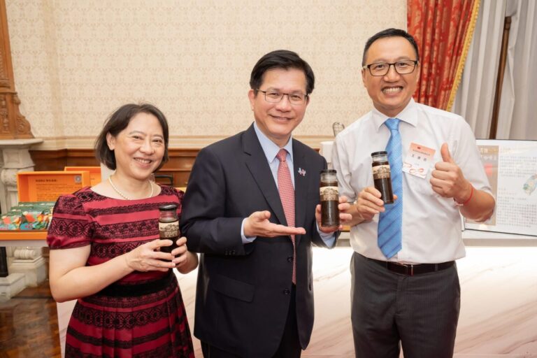 赫曼咖啡團隊受邀參與2025年雙十國慶晚會，展示貴賓指定款「那瑪夏卓武山達嗨咖啡」禮盒，成為國慶宴會最受矚目的台灣精品代表品牌。（圖／記者林照東翻攝）