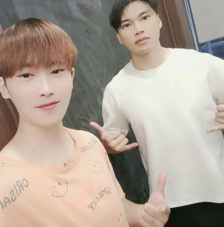 陳勇正（左）與「格鬥文衡里長」洪啟修（右）於防身訓練課後合影，兩人私下互動融洽，展現防身教育的專業精神。（圖／記者林照東翻攝）