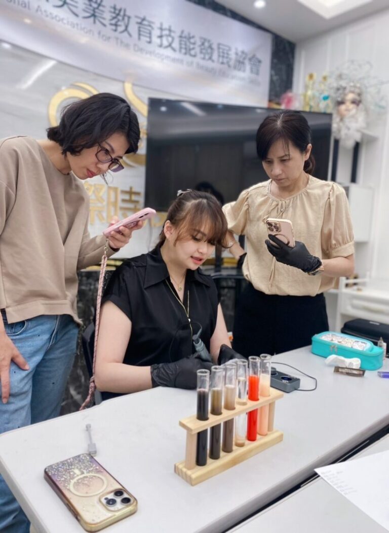 李孟蒖老師於課堂中親自指導學員眉型設計與色彩運用,展現教育者細膩與專注的一面,強調「自然、剛剛好」的品牌美學精神。(圖/李孟蒖提供)