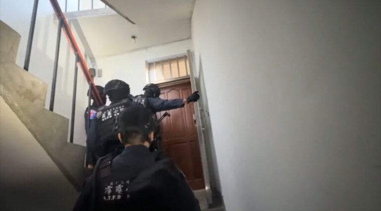 新北刑大偵六隊與新莊、樹林分局共組專案小組上門攻堅逮嫌。（記者徐煜勝翻攝）