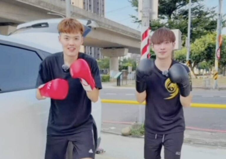 數學肌肉男吳星毅(左)與陳勇正(右)於戶外拍攝防身教育短片,實際演練拳擊防守技巧,透過趣味互動傳達安全意識。(圖/陳勇正提供)