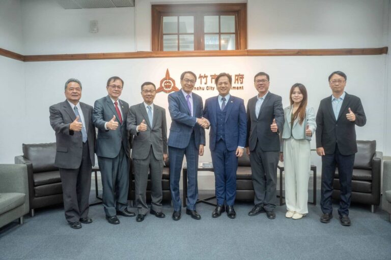 世界台灣商會聯合總會總會長熊強生（左五）率團拜會新竹市政府，與代理市長邱臣遠（右四）進行交流，雙方就產業科技與經貿合作議題交換意見，共促城市永續發展。（圖／記者林照東翻攝）