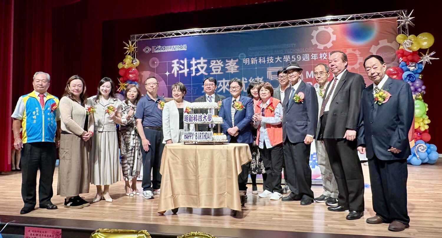 董事長郝碧蓮率董事會成員，與呂明峯校長、校友總會曾明清總會、貴賓及師生齊聚，共同切下生日蛋糕，象徵學校持續邁向新里程碑。（圖/記者林照東攝）