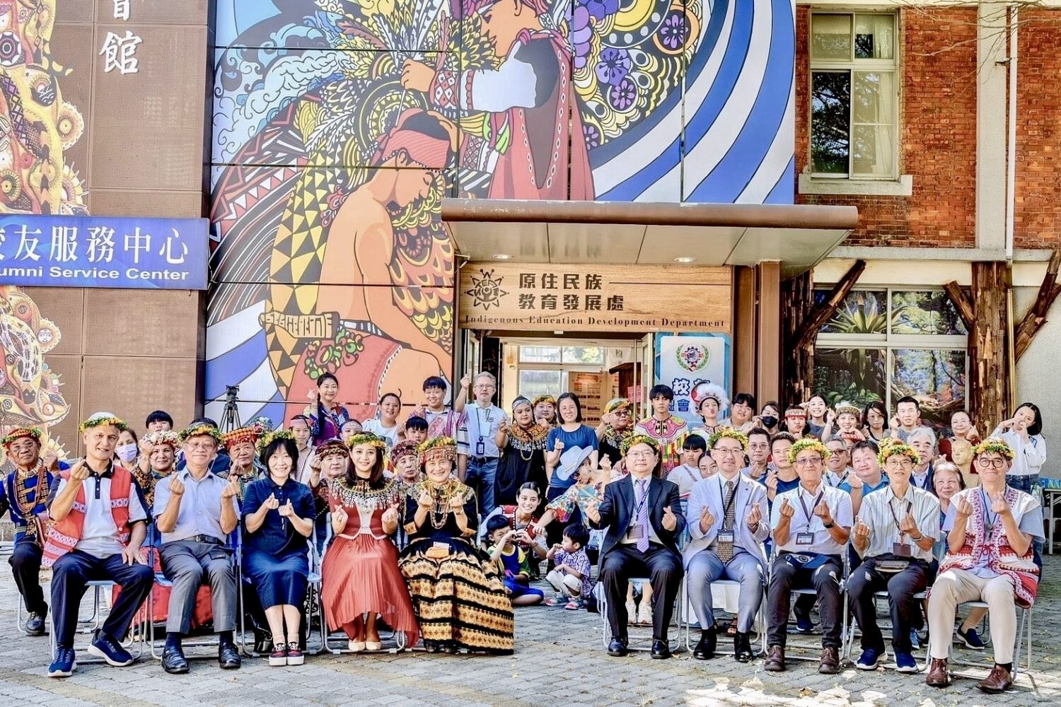 原住民族教育發展處舉辦《嚮光！》排灣族琉璃珠特展，由「蜻蜓雅築」施秀菊工藝師策展，作品以光與希望為題，展現女性創作力與文化傳承之美。（圖/明新科大提供）