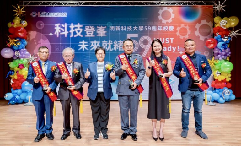 頒發「傑出校友獎」,由董事長郝碧蓮親自表揚五位獲獎校友。左起為電子科謝戎峰、管研所蘇東鈺、郝碧蓮董事長、電子科張然順、幼保系鄭雅萍與旅館系廖俊融,展現明新人在產業、教育、公務與創新領域的卓越成就。(圖/記者林照東攝)